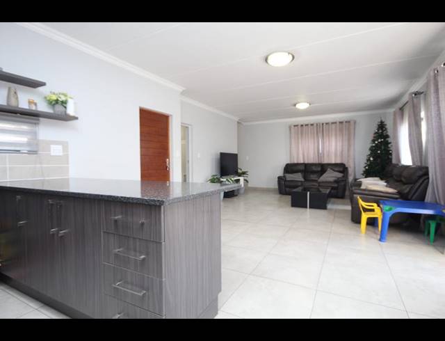 3 BEDROOM HOUSE FOR SALE IN THATCHFIELD